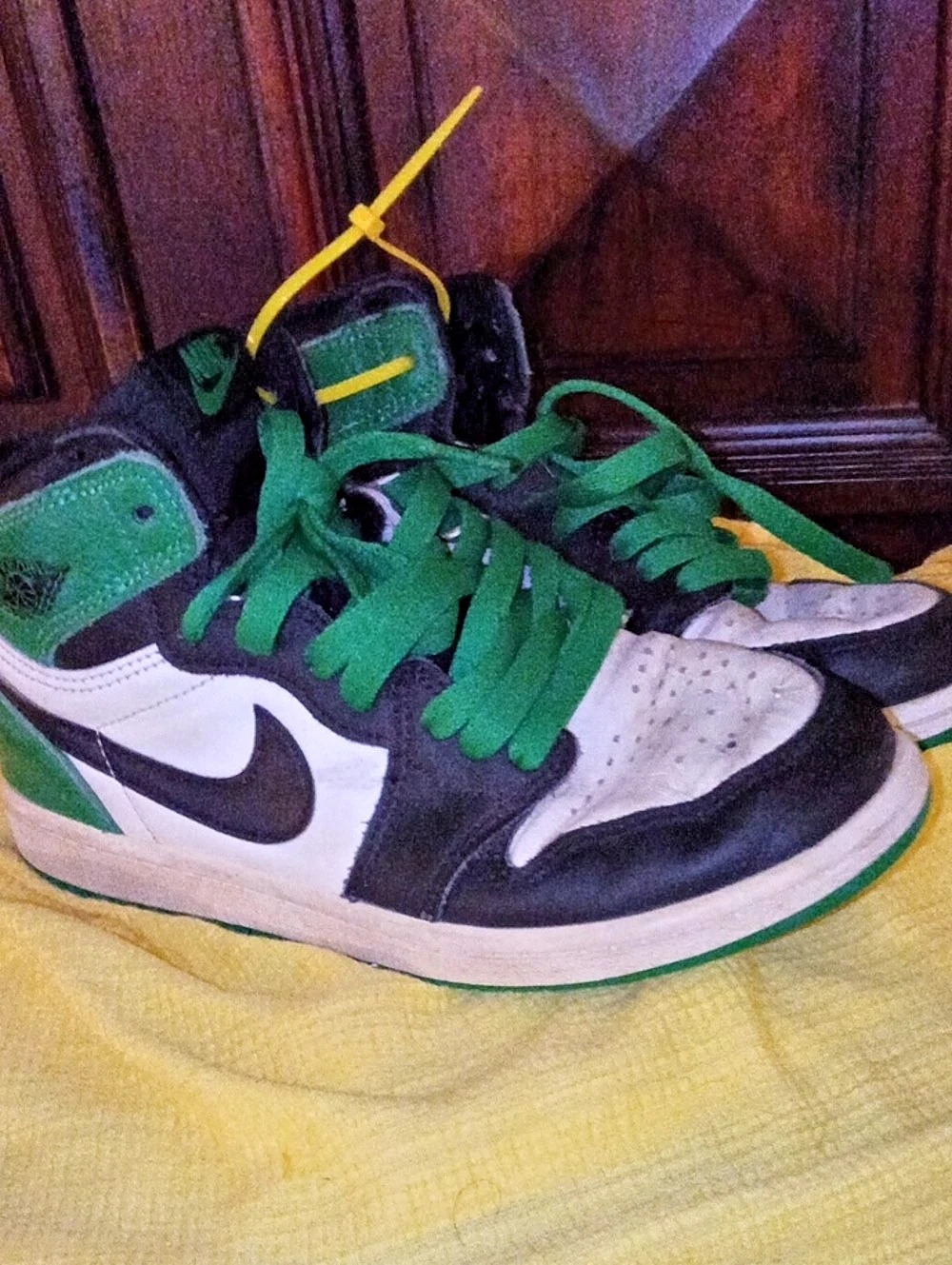 Nike Air Jordan 1 High-Top Sneakers in Green & Black Boys Size 2.5 Y Little Bo